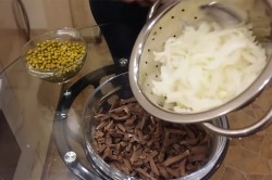 Салат из свиного сердца с маринованным луком - шаг 7