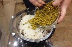 Салат из свиного сердца с маринованным луком - шаг 8