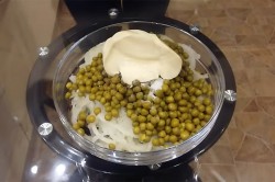 Салат из свиного сердца с маринованным луком - шаг 9