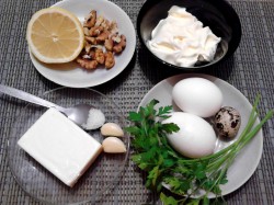 Салат из сыра с чесноком и яйцом и плавленный сыр