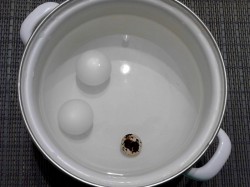 Салат из сыра с чесноком и яйцом и плавленный сыр