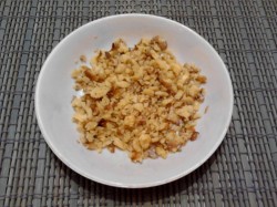 Салат из сыра с чесноком и яйцом и плавленный сыр