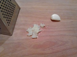 Салат из сыра с чесноком и яйцом и плавленный сыр