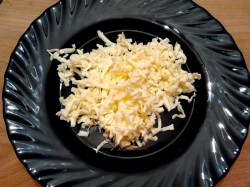 Салат из сыра с чесноком и яйцом и плавленный сыр