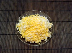 Салат из сыра с чесноком и яйцом и плавленный сыр