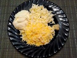 Салат из сыра с чесноком и яйцом и плавленный сыр