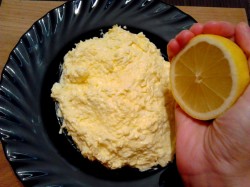 Салат из сыра с чесноком и яйцом и плавленный сыр