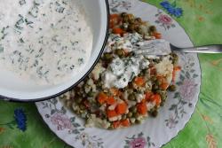 Салат из цветной капусты с горошком и морковью