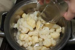 Салат из цветной капусты с горошком и морковью