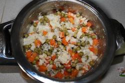 Салат из цветной капусты с горошком и морковью