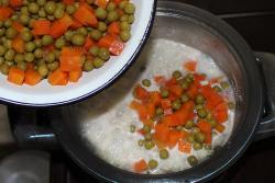 Салат из цветной капусты с горошком и морковью