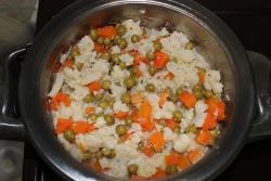 Салат из цветной капусты с горошком и морковью