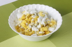 название картинки Салат с ветчиной, огурцами, сыром и яйцом