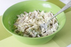 название картинки Салат с ветчиной, огурцами, сыром и яйцом