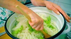 название картинки Салат из зелёных помидоров с болгарским перцем на зиму