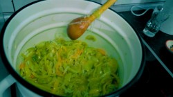 название картинки Салат из зелёных помидоров с болгарским перцем на зиму