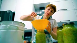 название картинки Салат из зелёных помидоров с болгарским перцем на зиму