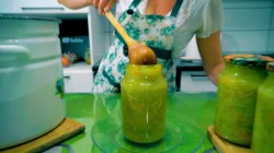 название картинки Салат из зелёных помидоров с болгарским перцем на зиму