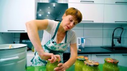 название картинки Салат из зелёных помидоров с болгарским перцем на зиму