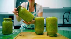 название картинки Салат из зелёных помидоров с болгарским перцем на зиму