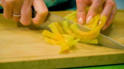 название картинки Салат из зелёных помидоров с болгарским перцем на зиму