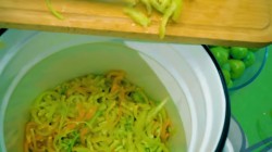 название картинки Салат из зелёных помидоров с болгарским перцем на зиму