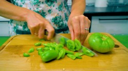 название картинки Салат из зелёных помидоров с болгарским перцем на зиму