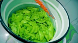 название картинки Салат из зелёных помидоров с болгарским перцем на зиму