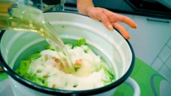 название картинки Салат из зелёных помидоров с болгарским перцем на зиму