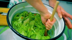 название картинки Салат из зелёных помидоров с болгарским перцем на зиму