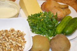 Салат Изумрудный браслет с курицей сыром и киви