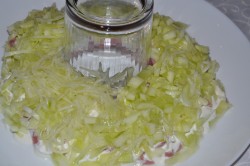 Салат Изумрудный браслет с курицей сыром и киви