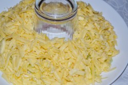 Салат Изумрудный браслет с курицей сыром и киви