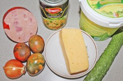 Салат с шампиньонами, огурцом, яйцом, ветчиной и сыром