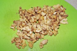 Салат с шампиньонами, огурцом, яйцом, ветчиной и сыром