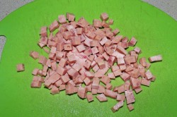 Салат с шампиньонами, огурцом, яйцом, ветчиной и сыром