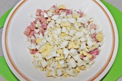 Салат с шампиньонами, огурцом, яйцом, ветчиной и сыром