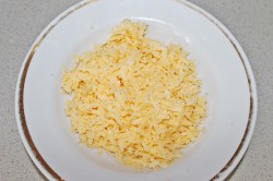 Салат с шампиньонами, огурцом, яйцом, ветчиной и сыром