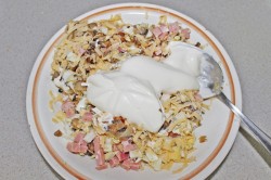 Салат с шампиньонами, огурцом, яйцом, ветчиной и сыром