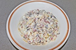 Салат с шампиньонами, огурцом, яйцом, ветчиной и сыром