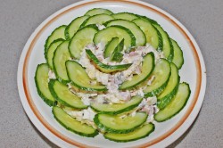 Салат с шампиньонами, огурцом, яйцом, ветчиной и сыром