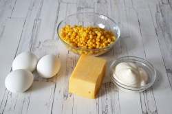 Салат Желтый одуванчик с кукурузой