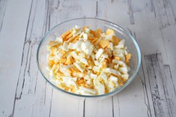 Салат Желтый одуванчик с кукурузой