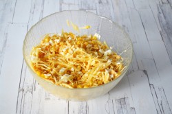 Салат Желтый одуванчик с кукурузой