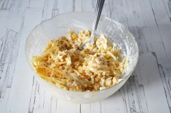 Салат Желтый одуванчик с кукурузой