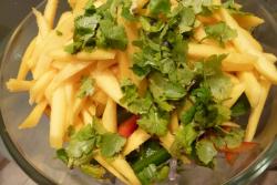 название картинки Салат с манго и луком