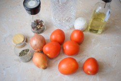 название картинки Салат к плову из помидор и лука