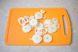 название картинки Салат к плову из помидор и лука