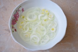 название картинки Салат к плову из помидор и лука