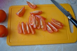 название картинки Салат к плову из помидор и лука